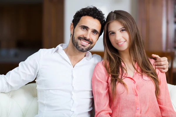 Casal feliz no sofá — Fotografia de Stock