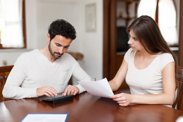 Paar berekening van binnenlandse rekeningen thuis — Stockfoto