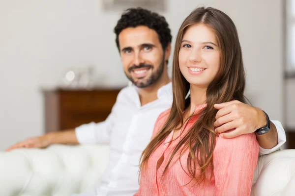 Casal feliz no sofá — Fotografia de Stock