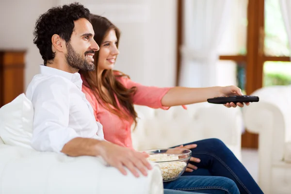 Paar vor dem Fernseher auf dem Sofa — Stockfoto