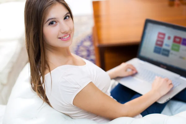 Mulher relaxante com seu laptop — Fotografia de Stock