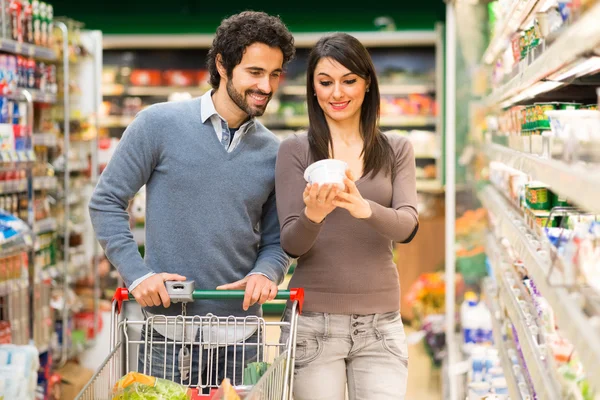 Couple shopping in a supermarket — Stock Photo, Image