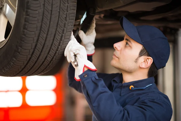 Mechaniker inspiziert ein Auto — Stockfoto