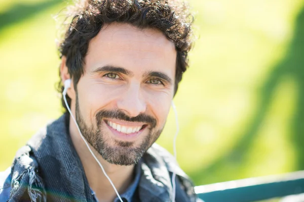 Homme écoutant de la musique en plein air — Photo