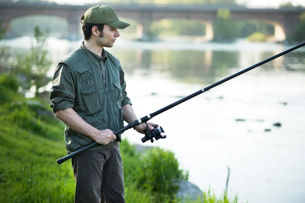 Pescador pescando no rio — Fotografia de Stock