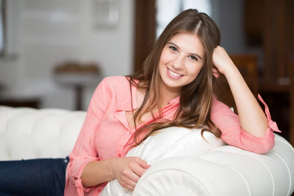 Vrouw ontspannen op Bank — Stockfoto