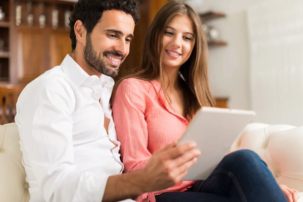 Met behulp van een Tablet PC (echt) paar — Stockfoto