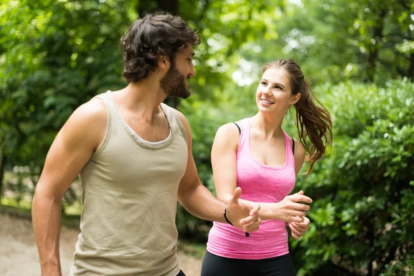 Coppia che corre in un parco — Foto Stock