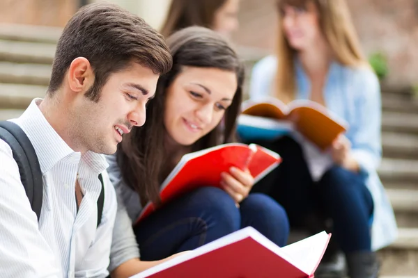 Studenti seduti su una scala — Foto Stock