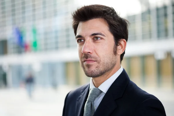 Hombre de negocios guapo en el entorno urbano —  Fotos de Stock