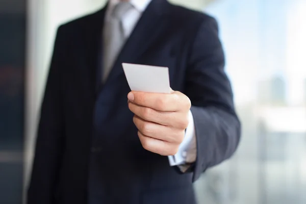 Empresário dando cartão de visita — Fotografia de Stock