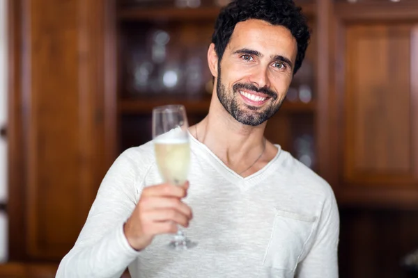 Man med ett glas champagne — Stockfoto