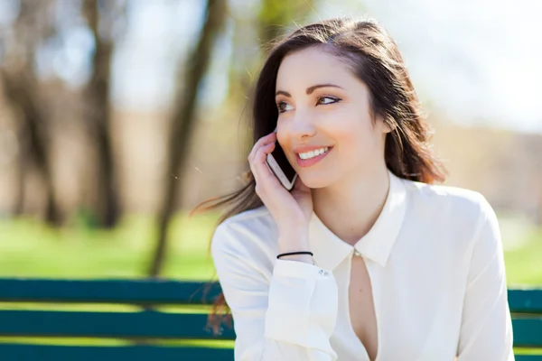 Woman talking on the cell phone — Stock Photo, Image