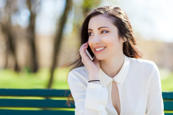 Femme parlant sur le téléphone portable — Photo