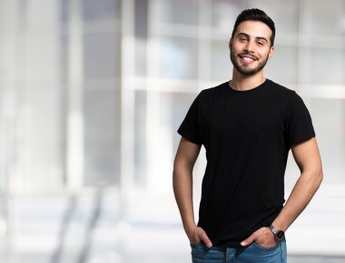 genç gülümseyen adam