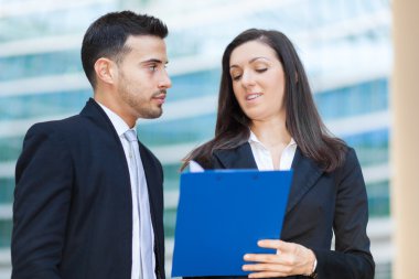 iş insanlar okuma belge