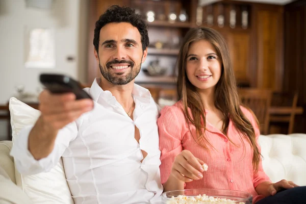 Pareja preparándose para ver la película — Foto de Stock