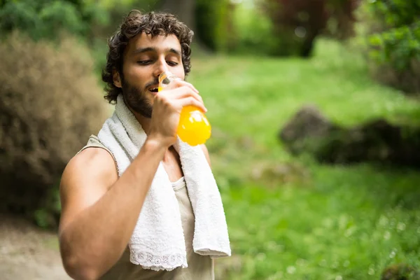 Homme buvant après le sport — Photo