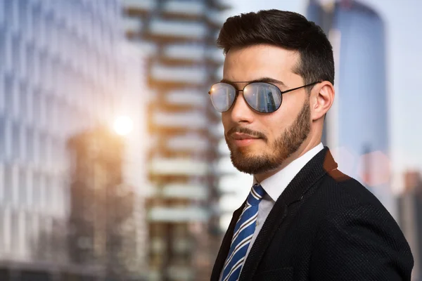 Üzletember napszemüveget visel — Stock Fotó