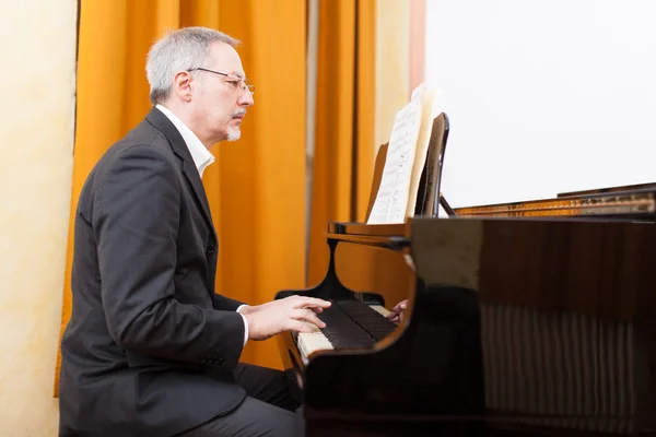 Muž hrající na piano — Stock fotografie