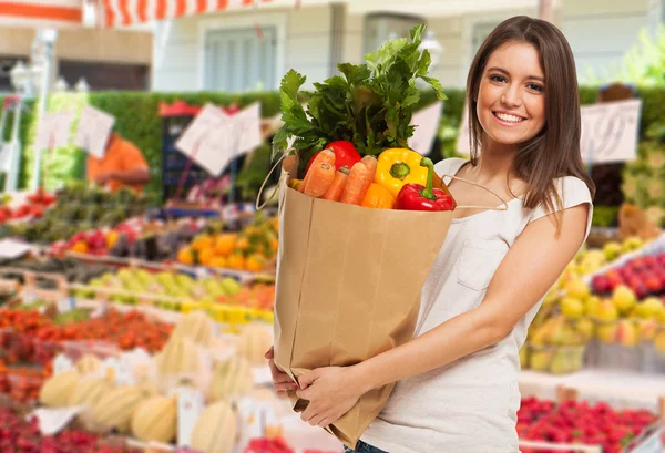 Mulher segurando saco de legumes — Fotografia de Stock