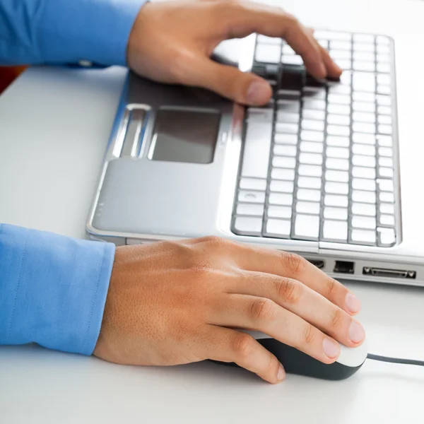 Lavoratore che utilizza laptop — Foto Stock