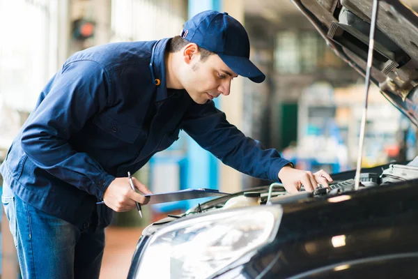 Mechanic at work in his garage — Stock Photo, Image