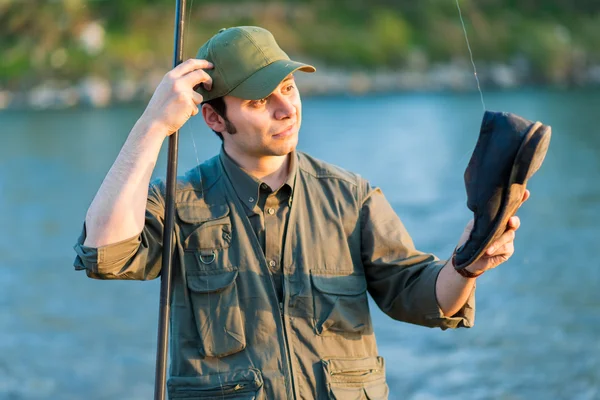 Pescatore catturato scarpa nel fiume — Foto Stock