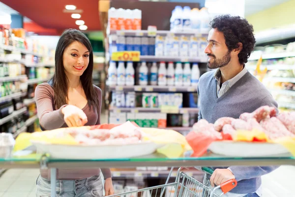 Couple shopping at grocery store — Stock Photo, Image