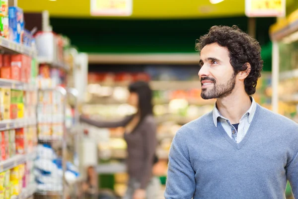 Homem compras no supermercado — Fotografia de Stock