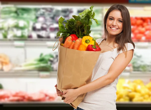 Vrouw winkelen in een supermarkt Rechtenvrije Stockfoto's