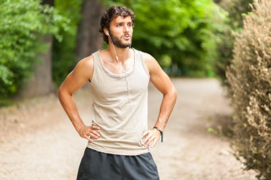 Yorgun atlet dinlenme alarak