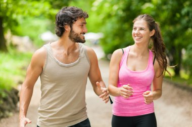 Bir parkta çalışan çift