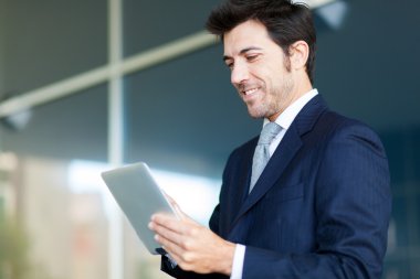 Dijital tablet kullanan adam