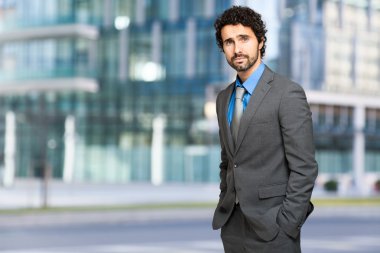 kendinden emin yakışıklı işadamı