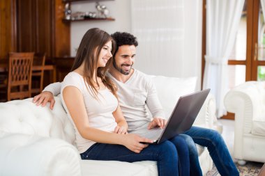 Çift dizüstü evde kullanma