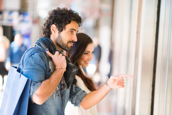 Couple shopping in an urban street — Stock Photo, Image