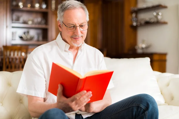 Reifer Mann liest Buch — Stockfoto