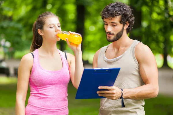 Homme montrant la table d'entraînement à la femme — Photo