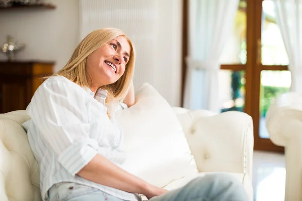 Frau entspannt sich auf Couch — Stockfoto