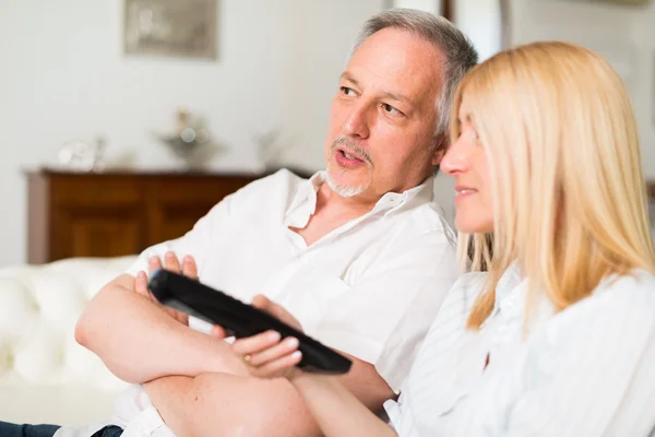 Volwassen paar kijken televisie — Stockfoto