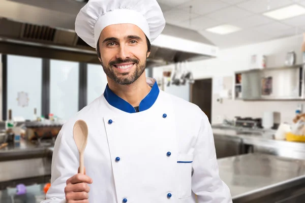 Chef sorridente em sua cozinha — Fotografia de Stock