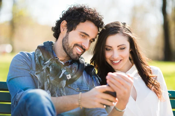 Muž ukazuje mobilní telefon k příteli — Stock fotografie