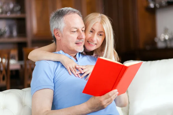 Pareja leyendo un libro juntos —  Fotos de Stock