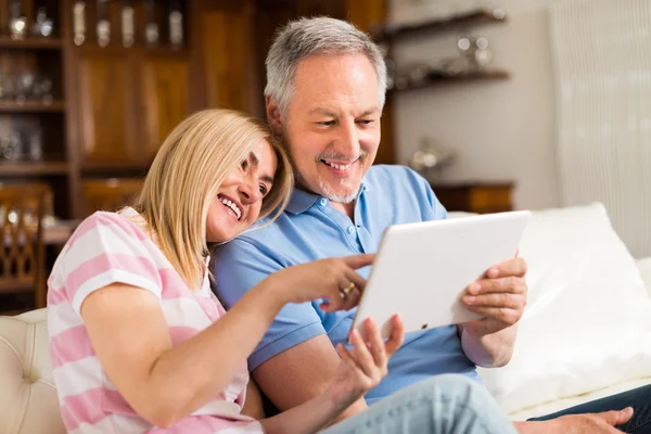 Par med en tablett — Stockfoto