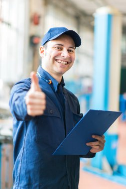 başparmak gösterilmesini makinist