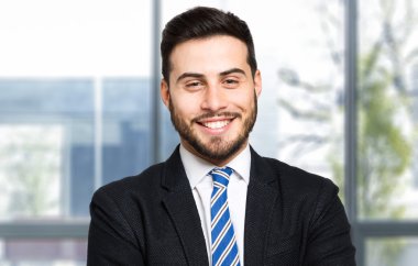 gülümseyen genç işadamı