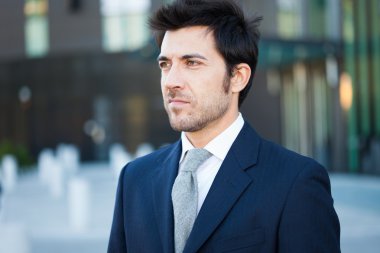 yakışıklı işadamı açık havada