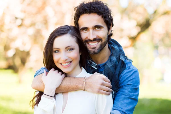 Sorrindo casal se divertindo ao ar livre — Fotografia de Stock