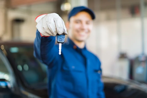 Mecánico que le da llaves del coche — Foto de Stock